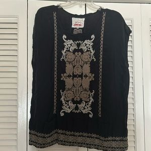 Johnny was top with pockets, size medium